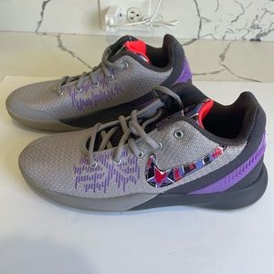 Nike Kyries Size 6 Kids Basketball Shoes like new